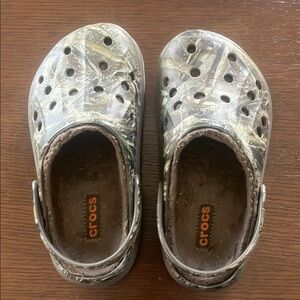 CROCS Green and Brown Sandals with Classic Perforated Design. M size 4, W size 6